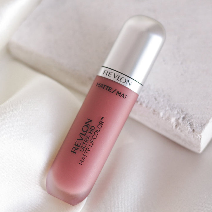 ROMANA-Descripción: Revlon Matte LipColor es un labial que puedes usar de día y noche, y por su gran variedad de tonos encuentran el ideal. 10 tonos disponibles Color intenso de alta definición y acabado mate Deja una sensación hidratante y sedosa Deliciosa aroma Fórmula matte Libre de cera Beneficios: Sensación hidratante y sedosa. Fórmula gel con aplicador profesional. Tecnología HD de alta definición. Cómo usar o aplicar: Aplica en los labios Retoca cuando sea necesario Forma o consistencia: 