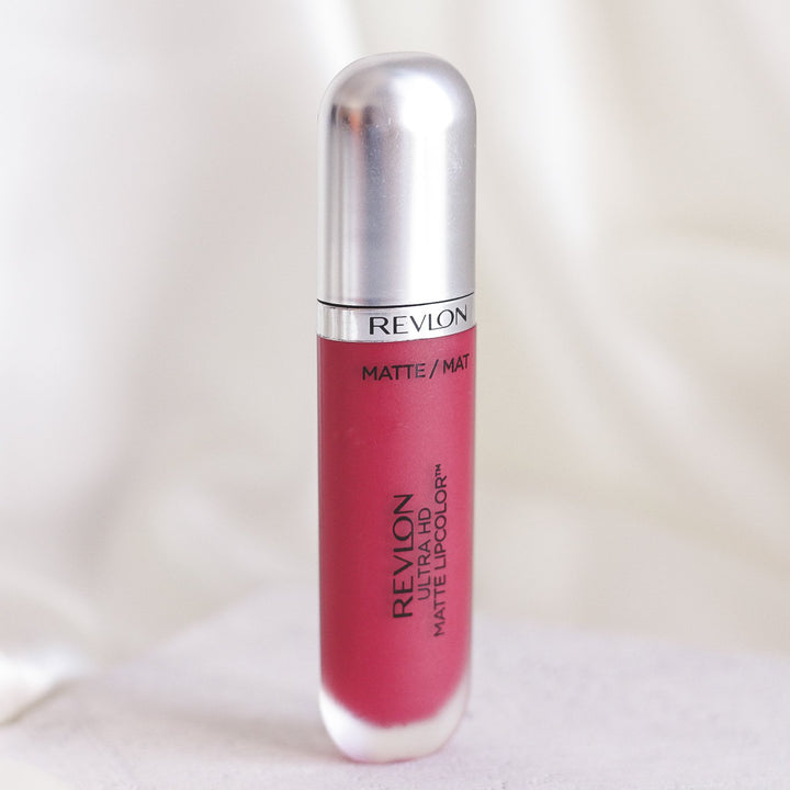 ROMANA-Descripción: Revlon Matte LipColor es un labial que puedes usar de día y noche, y por su gran variedad de tonos encuentran el ideal. 10 tonos disponibles Color intenso de alta definición y acabado mate Deja una sensación hidratante y sedosa Deliciosa aroma Fórmula matte Libre de cera Beneficios: Sensación hidratante y sedosa. Fórmula gel con aplicador profesional. Tecnología HD de alta definición. Cómo usar o aplicar: Aplica en los labios Retoca cuando sea necesario Forma o consistencia: 