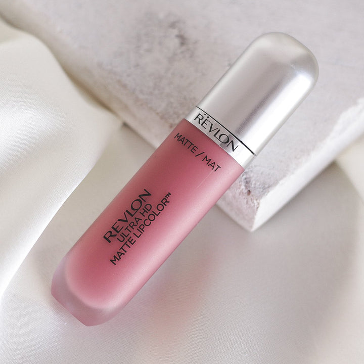 ROMANA-Descripción: Revlon Matte LipColor es un labial que puedes usar de día y noche, y por su gran variedad de tonos encuentran el ideal. 10 tonos disponibles Color intenso de alta definición y acabado mate Deja una sensación hidratante y sedosa Deliciosa aroma Fórmula matte Libre de cera Beneficios: Sensación hidratante y sedosa. Fórmula gel con aplicador profesional. Tecnología HD de alta definición. Cómo usar o aplicar: Aplica en los labios Retoca cuando sea necesario Forma o consistencia: 