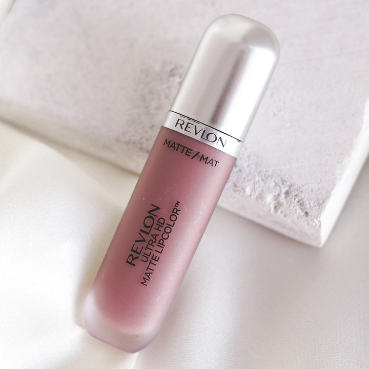 ROMANA-Descripción: Revlon Matte LipColor es un labial que puedes usar de día y noche, y por su gran variedad de tonos encuentran el ideal. 10 tonos disponibles Color intenso de alta definición y acabado mate Deja una sensación hidratante y sedosa Deliciosa aroma Fórmula matte Libre de cera Beneficios: Sensación hidratante y sedosa. Fórmula gel con aplicador profesional. Tecnología HD de alta definición. Cómo usar o aplicar: Aplica en los labios Retoca cuando sea necesario Forma o consistencia: 