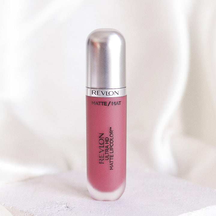 ROMANA-Descripción: Revlon Matte LipColor es un labial que puedes usar de día y noche, y por su gran variedad de tonos encuentran el ideal. 10 tonos disponibles Color intenso de alta definición y acabado mate Deja una sensación hidratante y sedosa Deliciosa aroma Fórmula matte Libre de cera Beneficios: Sensación hidratante y sedosa. Fórmula gel con aplicador profesional. Tecnología HD de alta definición. Cómo usar o aplicar: Aplica en los labios Retoca cuando sea necesario Forma o consistencia: 