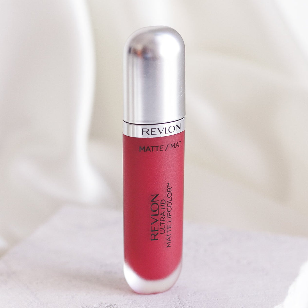 ROMANA-Descripción: Revlon Matte LipColor es un labial que puedes usar de día y noche, y por su gran variedad de tonos encuentran el ideal. 10 tonos disponibles Color intenso de alta definición y acabado mate Deja una sensación hidratante y sedosa Deliciosa aroma Fórmula matte Libre de cera Beneficios: Sensación hidratante y sedosa. Fórmula gel con aplicador profesional. Tecnología HD de alta definición. Cómo usar o aplicar: Aplica en los labios Retoca cuando sea necesario Forma o consistencia: 
