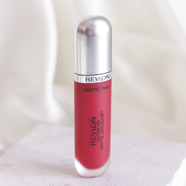ROMANA-Descripción: Revlon Matte LipColor es un labial que puedes usar de día y noche, y por su gran variedad de tonos encuentran el ideal. 10 tonos disponibles Color intenso de alta definición y acabado mate Deja una sensación hidratante y sedosa Deliciosa aroma Fórmula matte Libre de cera Beneficios: Sensación hidratante y sedosa. Fórmula gel con aplicador profesional. Tecnología HD de alta definición. Cómo usar o aplicar: Aplica en los labios Retoca cuando sea necesario Forma o consistencia: 