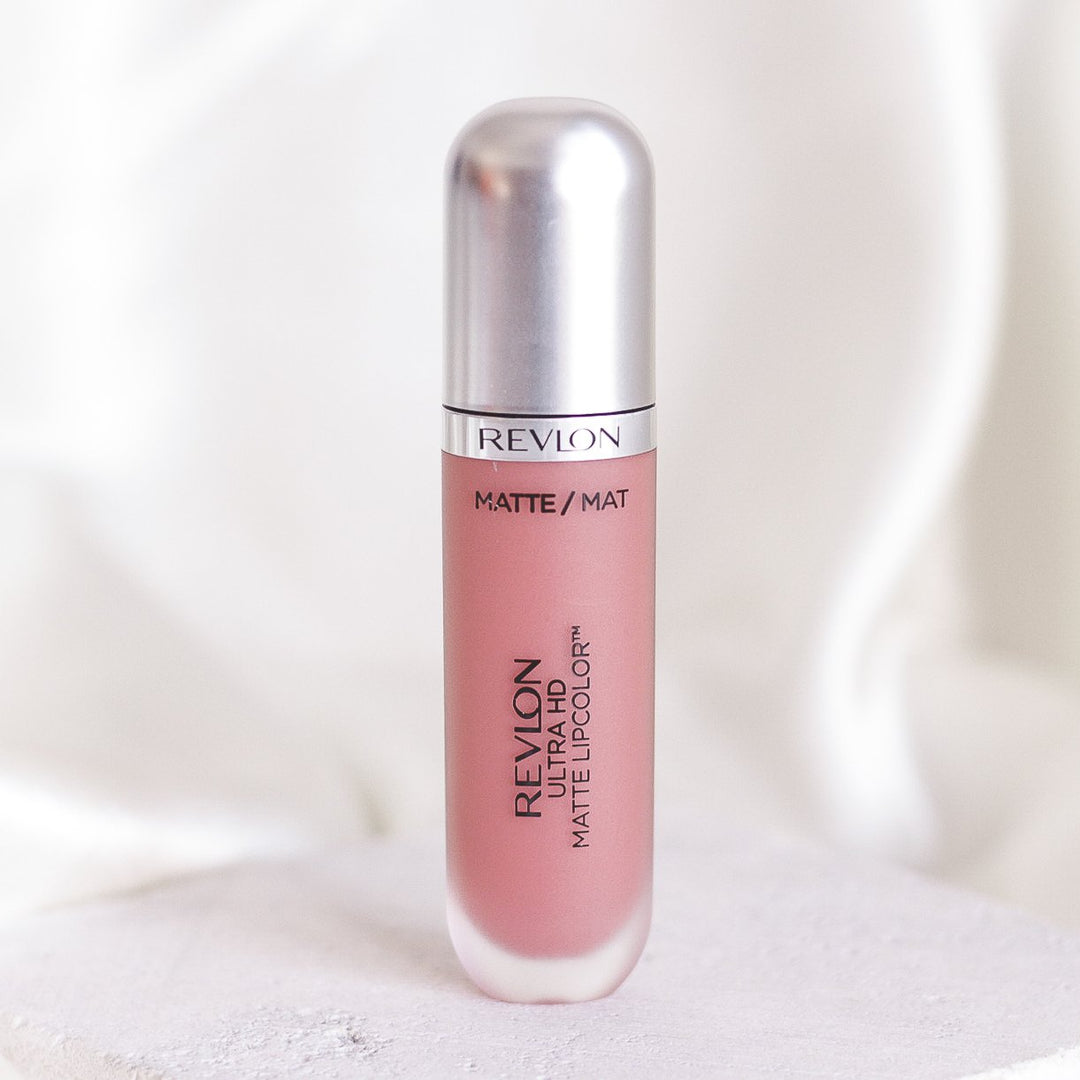 ROMANA-Descripción: Revlon Matte LipColor es un labial que puedes usar de día y noche, y por su gran variedad de tonos encuentran el ideal. 10 tonos disponibles Color intenso de alta definición y acabado mate Deja una sensación hidratante y sedosa Deliciosa aroma Fórmula matte Libre de cera Beneficios: Sensación hidratante y sedosa. Fórmula gel con aplicador profesional. Tecnología HD de alta definición. Cómo usar o aplicar: Aplica en los labios Retoca cuando sea necesario Forma o consistencia: 