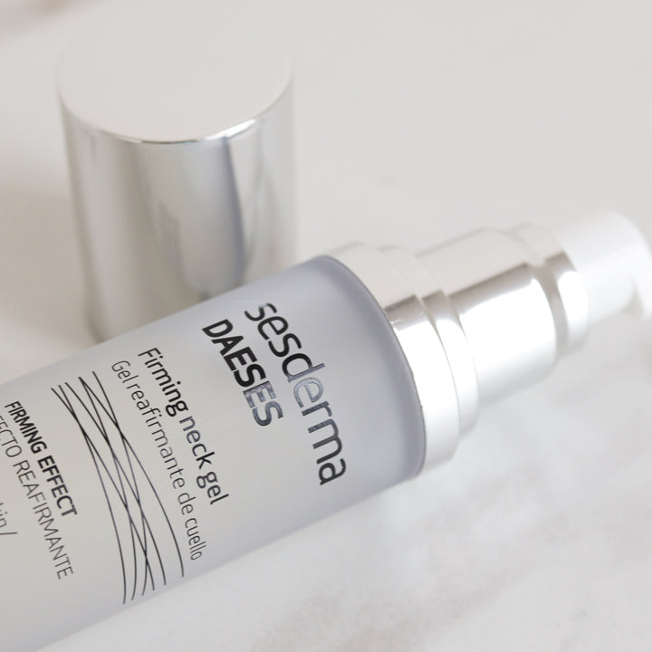 ROMANA-Descripción Firmeza al instante para tu piel. Daeses gel reafirmante de cuello combina efecto lifting inmediato y acción reafirmante duradera para evitar el descolgamiento de la piel del cuello y acabar con la antiestética papada. Gracias a su contenido en DMAE, silicio orgánico, biopéptidos y un complejo tensor de efecto inmediato, notarás la piel más elástica y firme, desde la primera aplicación. Beneficios Gracias a la nanotecnología, Sesderma consigue con Daeses que su ingrediente pri