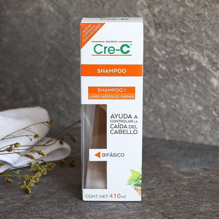 ROMANA-Descripción Shampoo Cre-C que ayuda a controlar la caída del cabello de forma natural, gracias a sus extractos e ingredientes herbales. Ayuda a fortalecer el cabello desde la raíz y estimular su crecimiento, ya que su fórmula 100% natural actúa directamente sobre el folículo piloso. Probablemente los primeros días su cabello se sentirá reseco y difícil de manejar, debido a que el ph del cuero cabelludo está cambiando y el shampooo está trabajando. Beneficios: Limpia a profundidad, mejora 