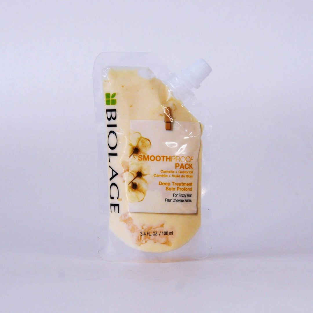 ROMANA-Descripción Mascarilla para el pelo encrespado con camelia y aceite de ricino. Fórmula vegana, con emolientes derivados de plantas. Beneficios Conseguir inmediatamente un cabello 8 veces mas suave, 67 % mas hidratado y con doble fuerza Después de 4 usos obtendrás control del encrespamiento, cabello mas manejable y con aspecto y tacto mas saludable. ¿Cómo usar? Después de utilizar el champú de Biolage Smoothproof secar con una toalla y aplicar una pequeña cantidad en el pelo por secciones.