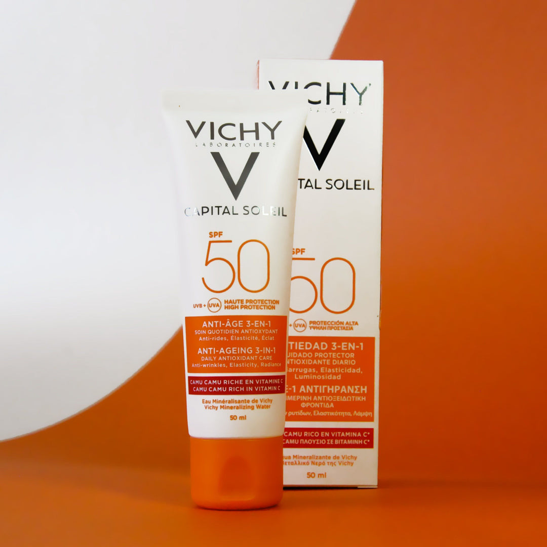 ROMANA-Descripción Protector Solar con triple beneficio anti-edad: Reduce líneas de expresión, devuelve la firmeza en la piel e ilumina el rostro para un rostro visiblemente más joven. Esta crema la puedes incluir sola o junto a tu tratamiento diario para completarlo con una alta protección solar. Beneficio Para combatir los efectos nocivos de los rayos UV, los Laboratorios Vichy integran a la Emulsión Acabado seco, un sistema filtrante fotoestable de amplio espectro UVA-UVB a base de Mexoryl®. 