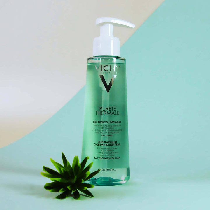 ROMANA-Descripción Con Agua Termal de Vichy, calmante, fortificante e hidratante limpieza con agua sin resecar tu piel. Enriquecido con extracto de moringa anti-contaminación y enriquecido con amilite, que ayuda a obtener una espuma hidratante, limpiando perfectamente las impurezas de la piel. Beneficio Elimina las impurezas y las partículas de contaminación. Deja la piel confortable, fresca y radiante. Tu piel se verá limpia, suave, fresca y radiante. Textura de la piel más fina. td {border: 1p